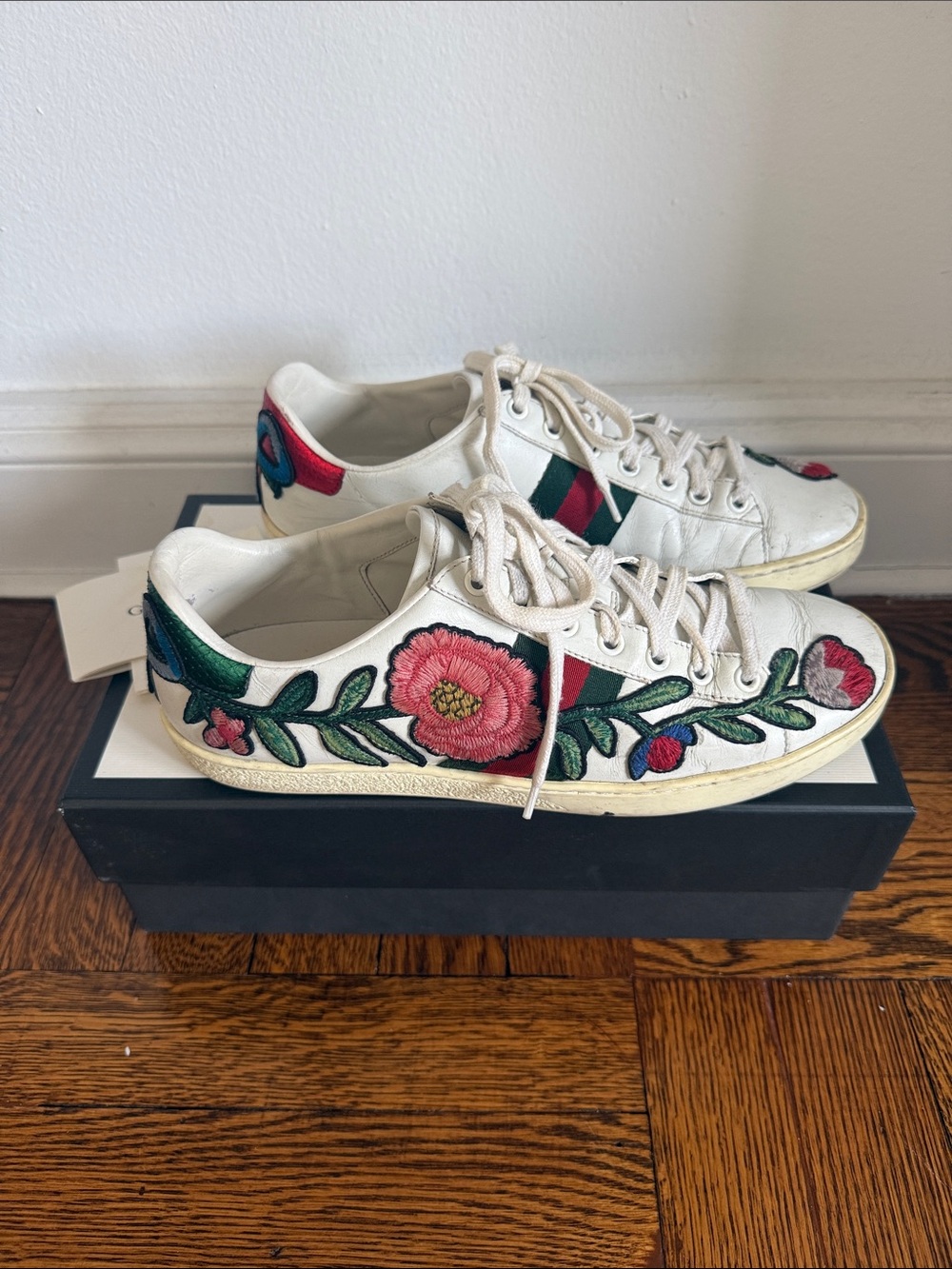 Gucci White Leather Floral Embroidered Sneakers with Green and Red Web